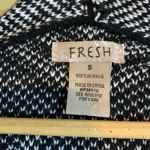 Fresh - Women’s Fringed Zig Zag Shawl Poncho Wrap Size Small 100% Acrylic - Picture 7 of 7